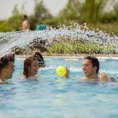 אתר נופש Tropical Islands 4*